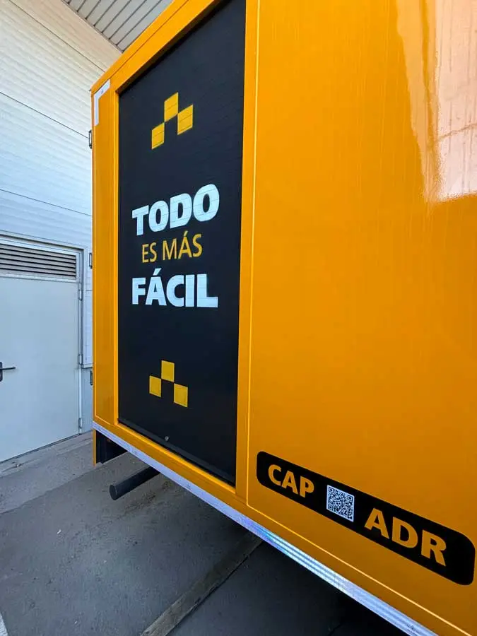 Camión amarillo y negro con rotulación de Autoescuela Gala y lema "Todo es más fácil"