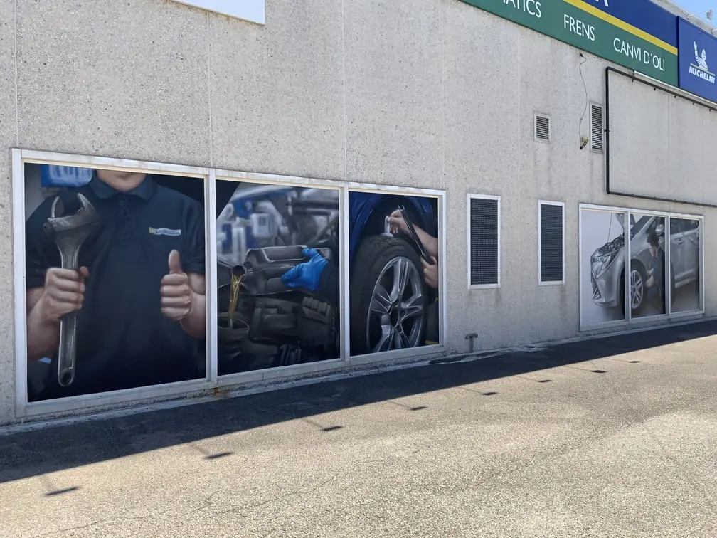 Graffiti profesional con imágenes de coches en taller Euromaster Tortosa