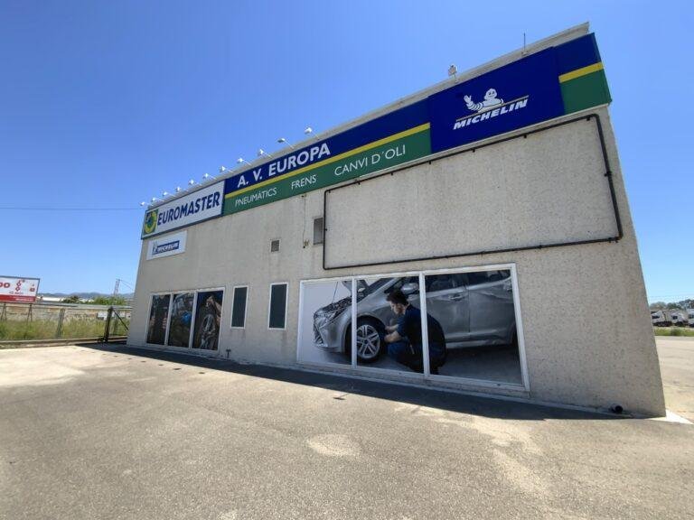 Graffiti profesional automovilístico pintado con spray para taller Euromaster en Tortosa