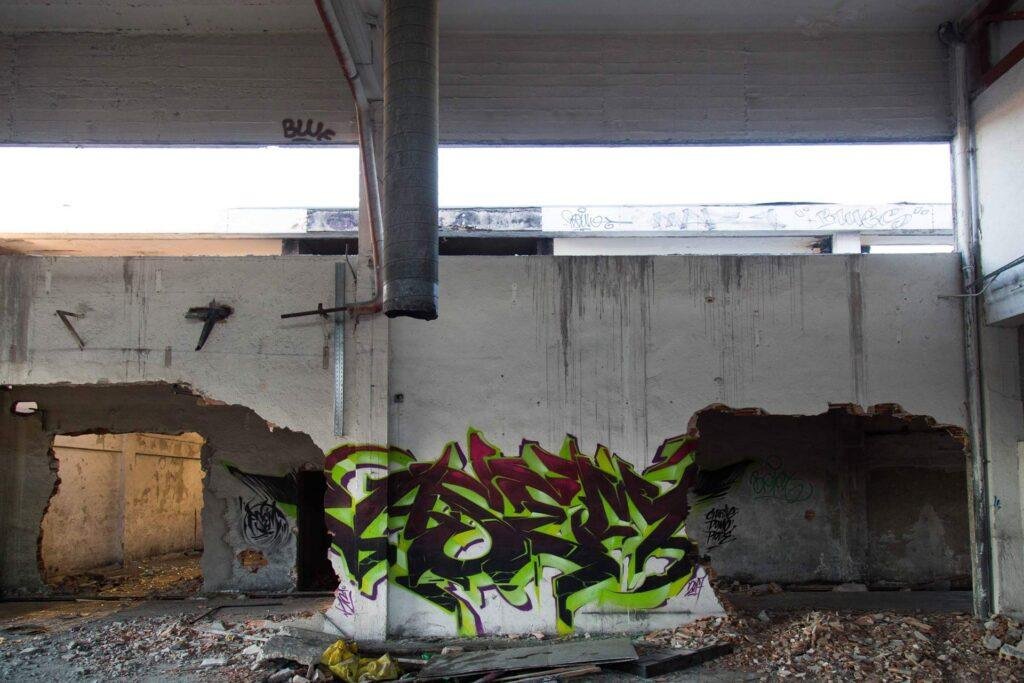 Letras wildstyle en graffiti 3D con trazos complejos