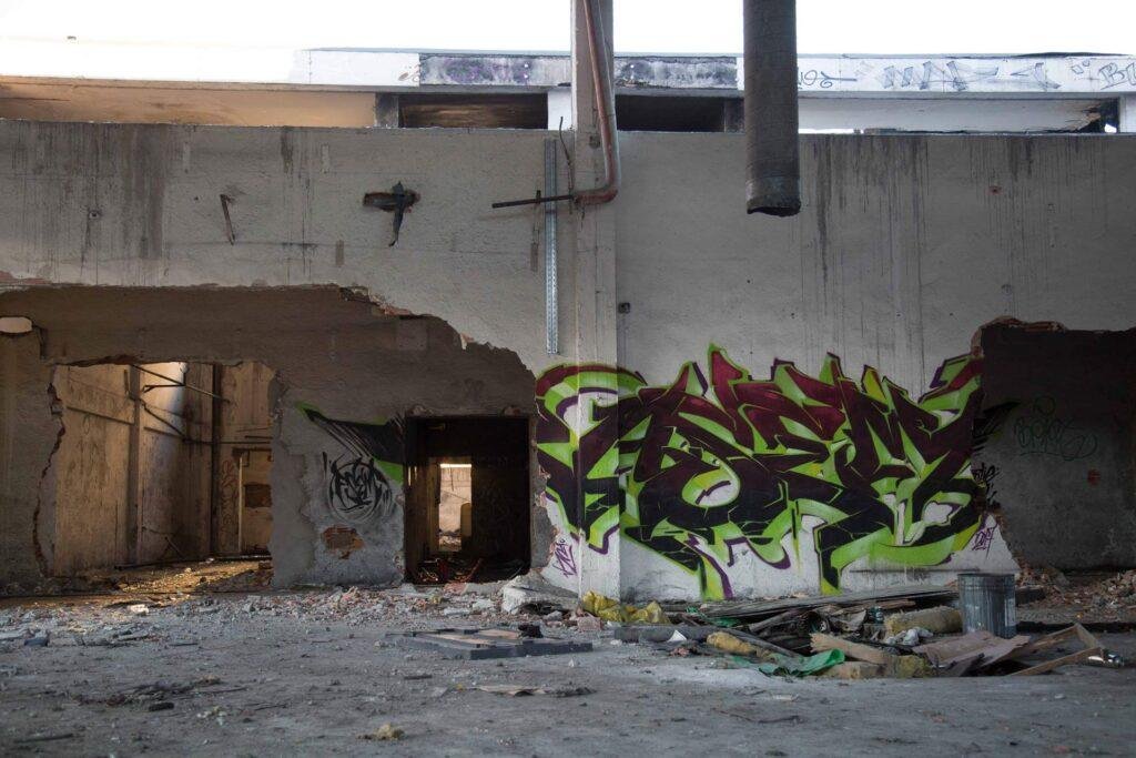 Letras wildstyle en graffiti 3D con trazos complejos