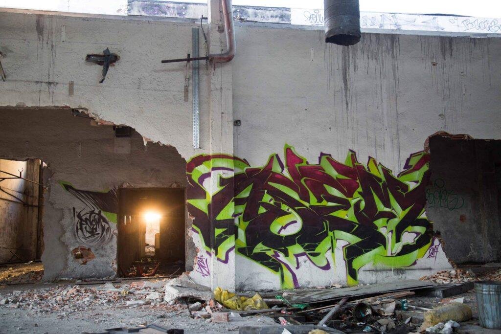Letras wildstyle en graffiti 3D con trazos complejos
