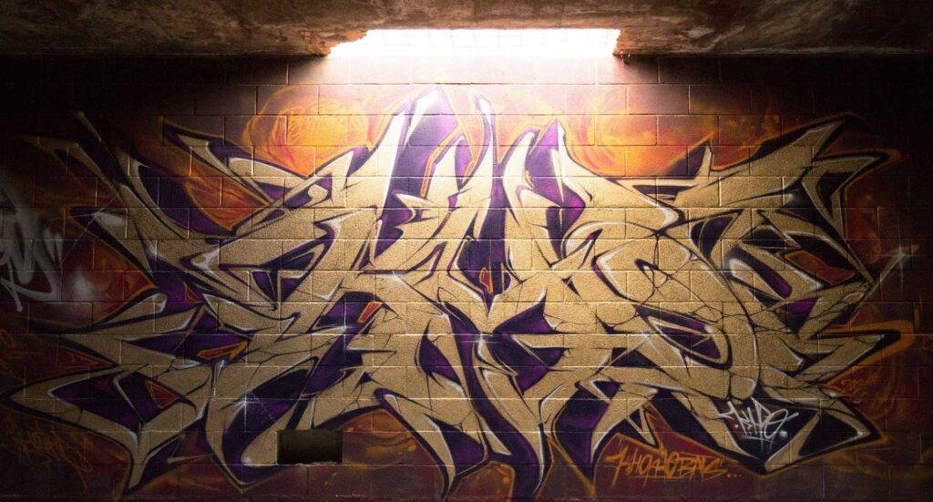 Graffiti tridimensional estilo wildstyle sobre muro