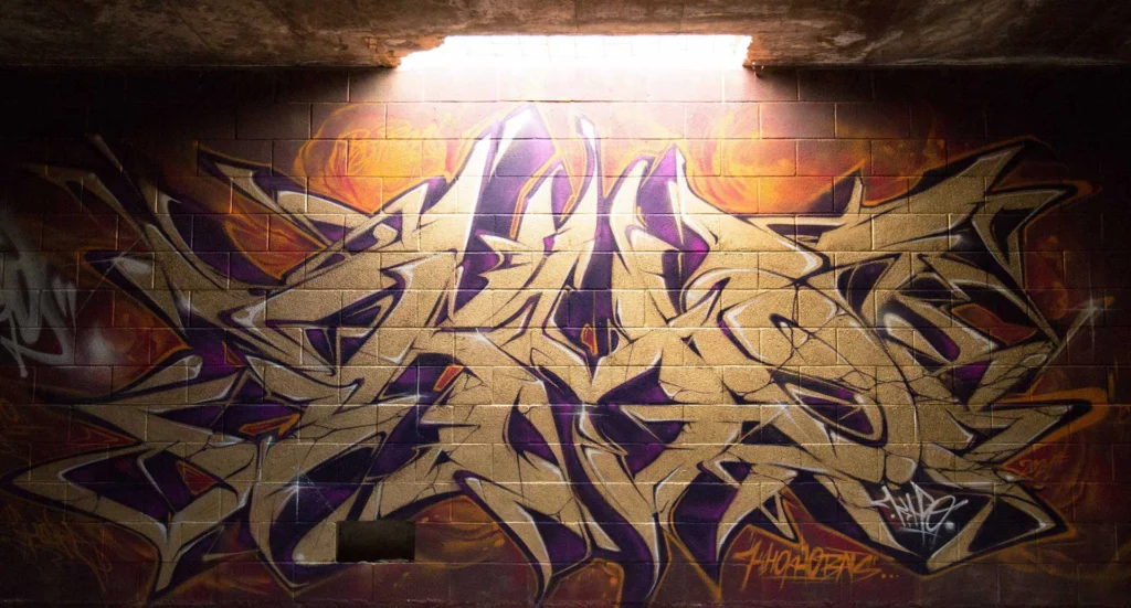 Graffiti tridimensional estilo wildstyle sobre muro