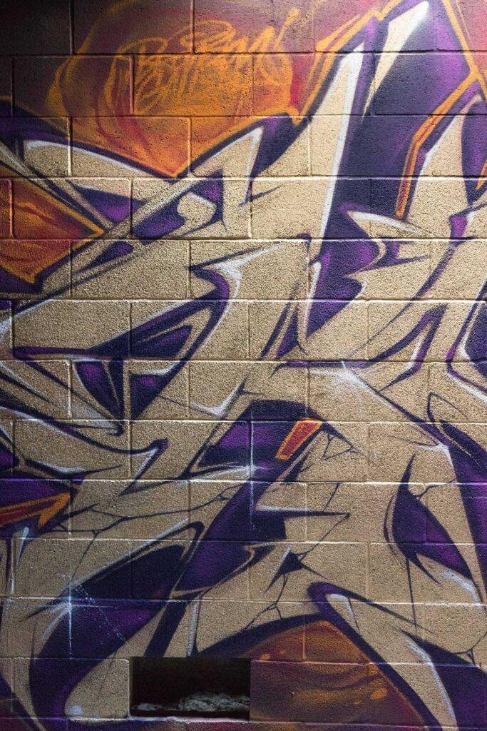 Graffiti tridimensional estilo wildstyle sobre muro