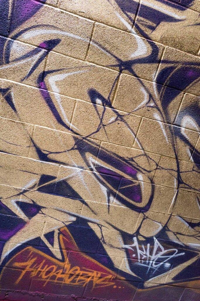 Graffiti tridimensional estilo wildstyle sobre muro