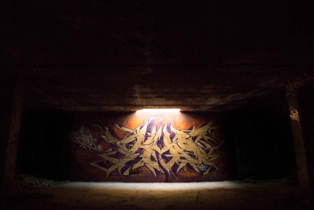 Graffiti tridimensional estilo wildstyle sobre muro