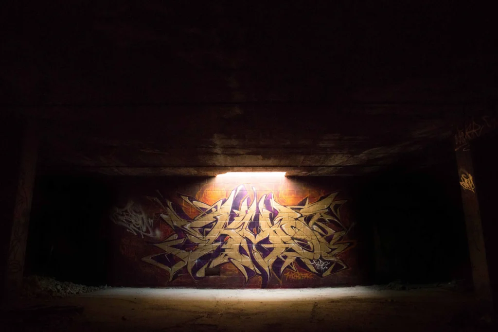 Graffiti tridimensional estilo wildstyle sobre muro