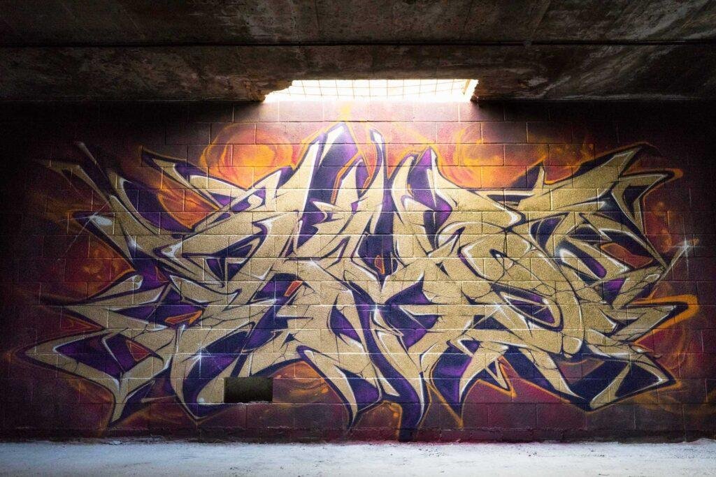 Graffiti tridimensional estilo wildstyle sobre muro