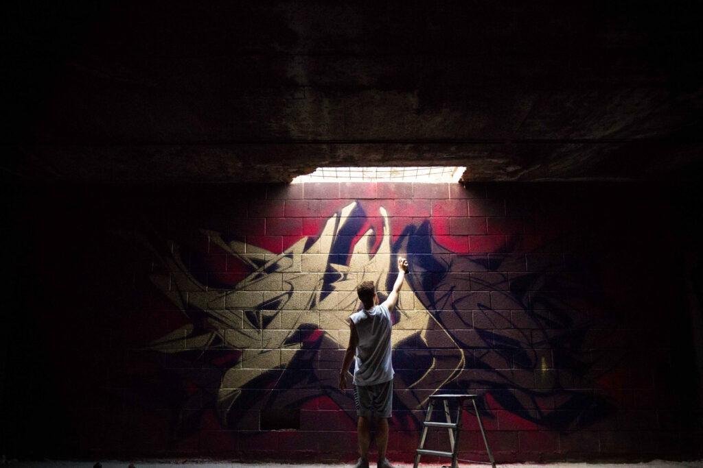 Graffiti tridimensional estilo wildstyle sobre muro