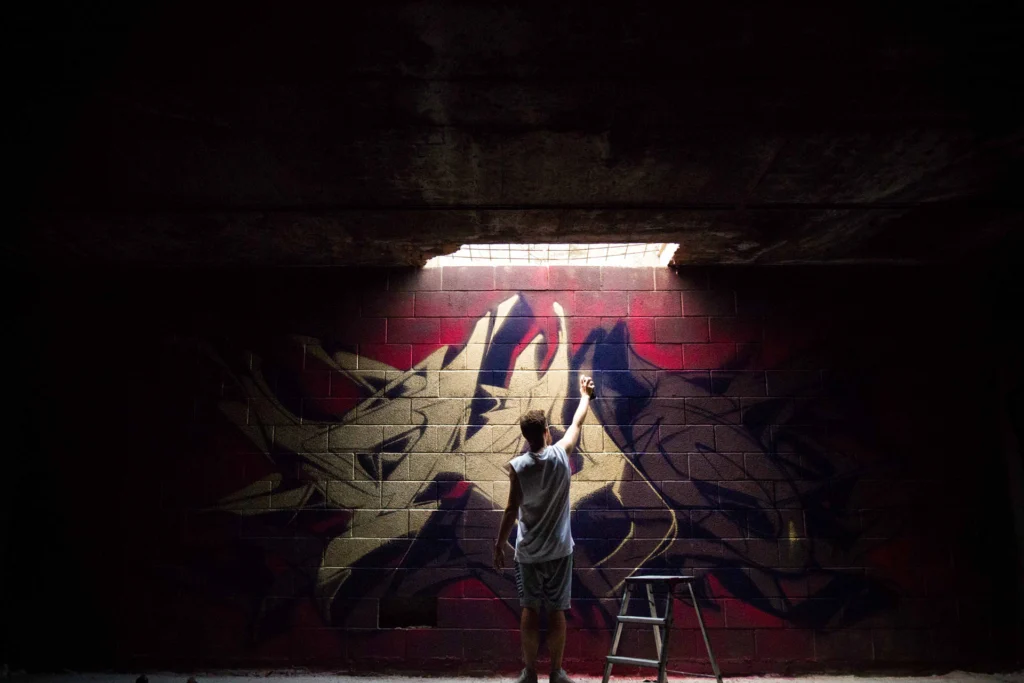 Graffiti tridimensional estilo wildstyle sobre muro