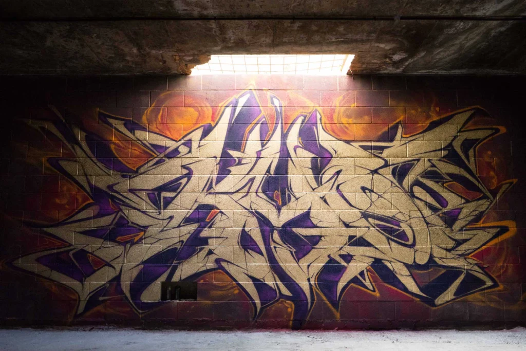 Graffiti tridimensional estilo wildstyle sobre muro