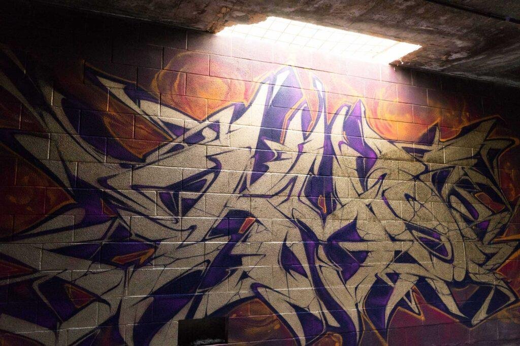 Graffiti tridimensional estilo wildstyle sobre muro