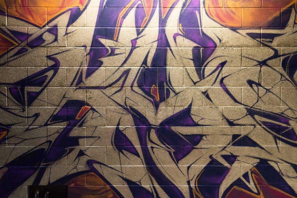 Graffiti tridimensional estilo wildstyle sobre muro