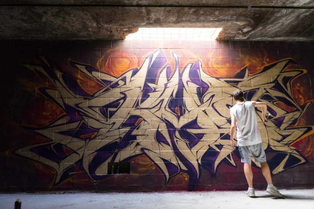 Graffiti tridimensional estilo wildstyle sobre muro