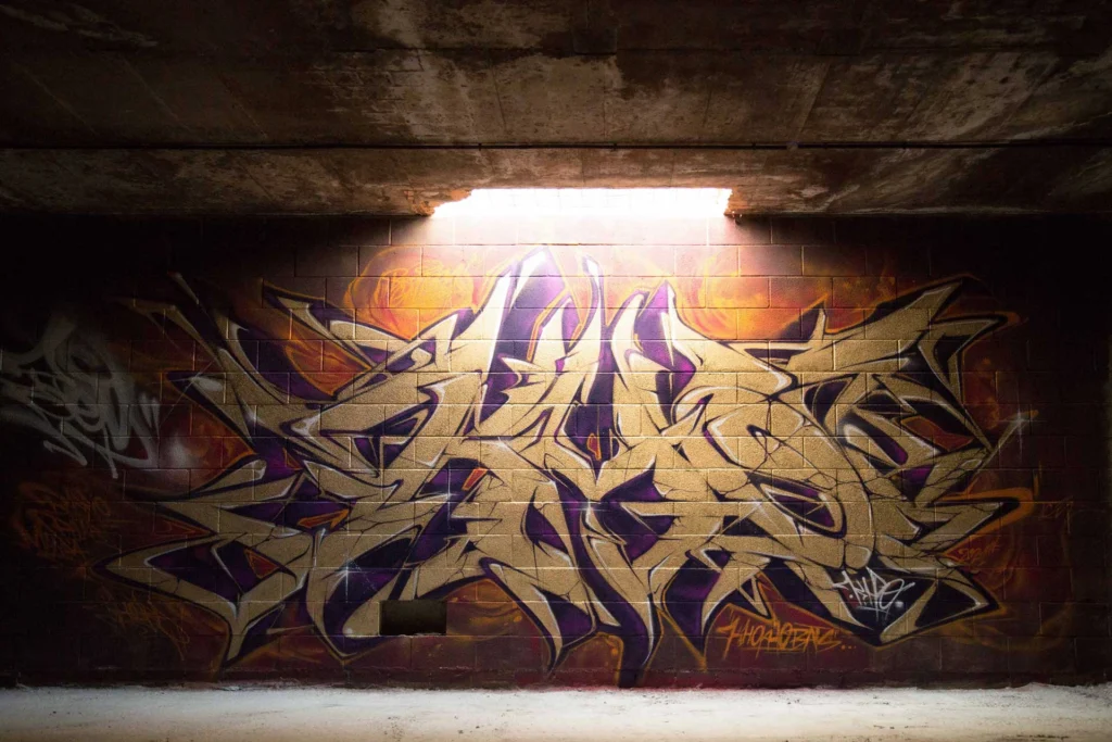 Graffiti tridimensional estilo wildstyle sobre muro
