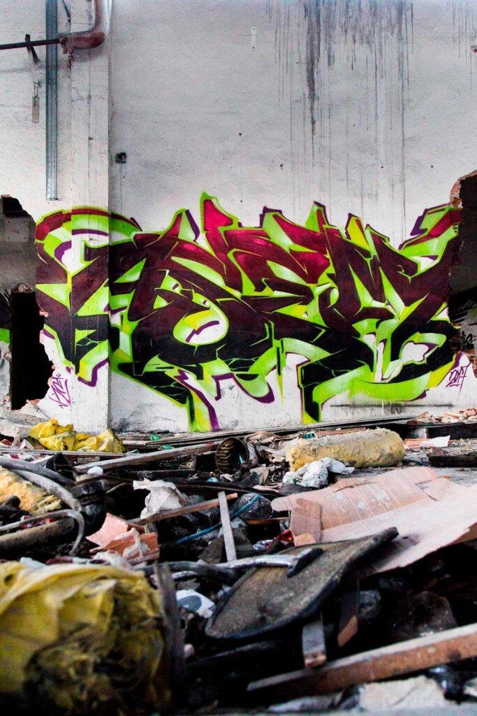 Letras wildstyle en graffiti 3D con trazos complejos