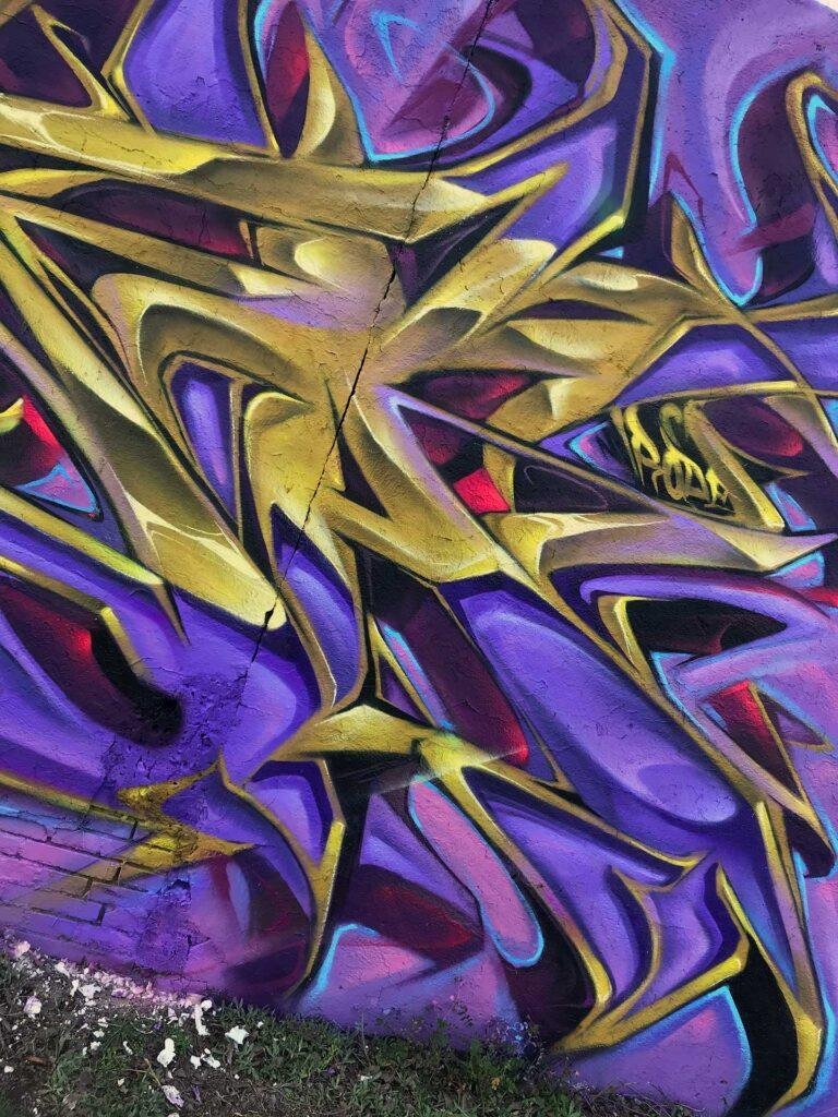 Diseño graffiti 3D wildstyle en pared urbana