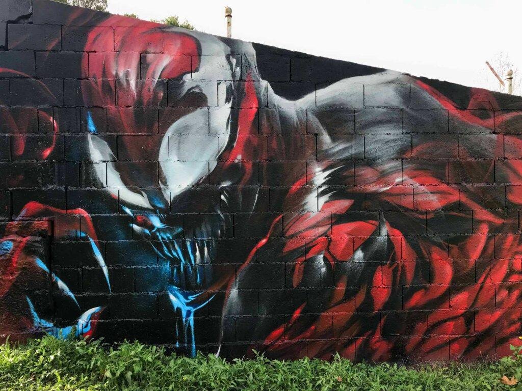Mural urbano graffiti de Carnage, enemigo de Spiderman