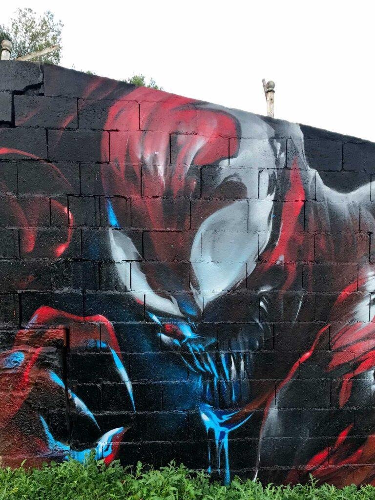 Mural urbano graffiti de Carnage, enemigo de Spiderman
