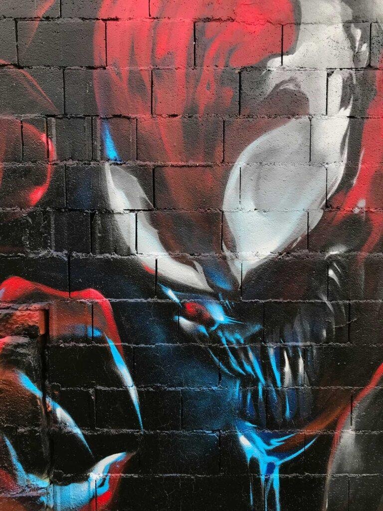 Mural urbano graffiti de Carnage, enemigo de Spiderman