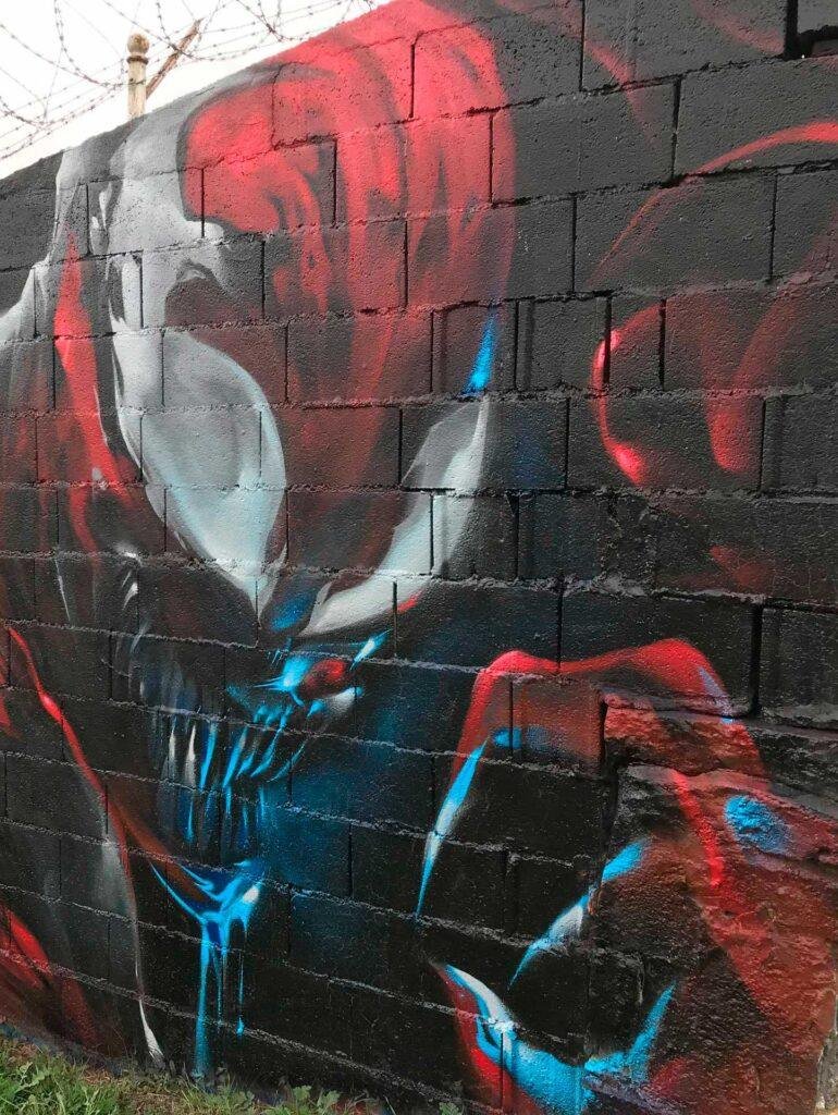 Mural urbano graffiti de Carnage, enemigo de Spiderman