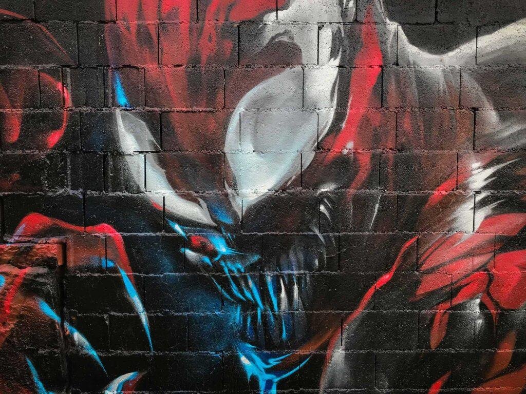 Mural urbano graffiti de Carnage, enemigo de Spiderman