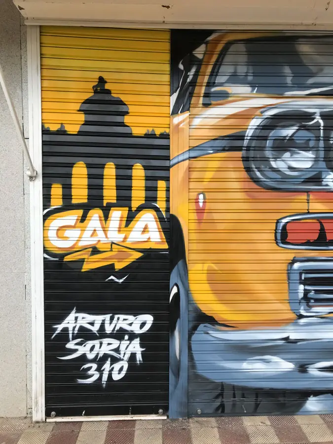 Graffiti mural coche clásico
