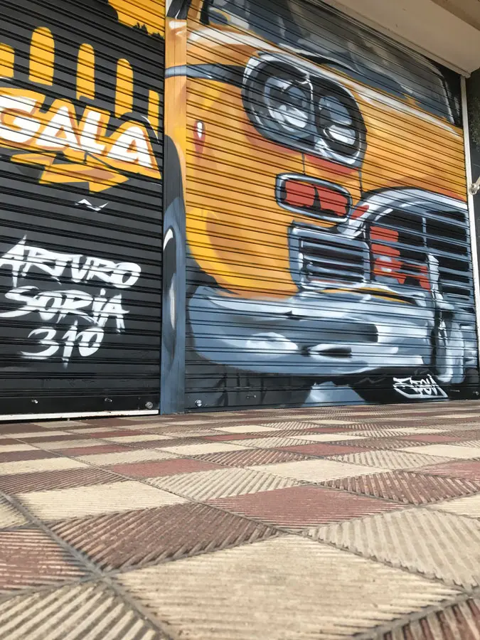 mural graffiti en cierres comerciales