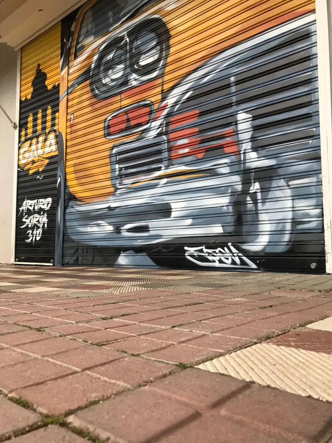mural graffiti en cierres comerciales