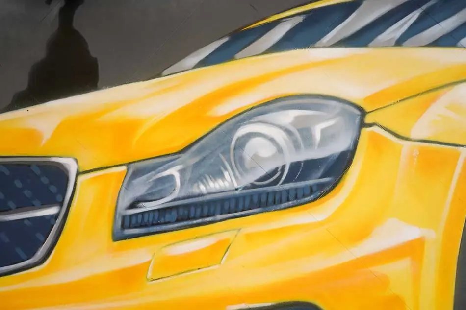Mural comercial pintado a mano para fachada corporativa cerca del Metropolitano con diseño de coche BMW amarillo