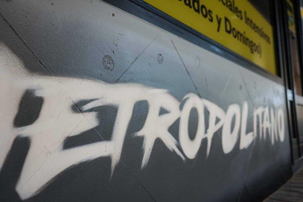 Mural con coche BMW amarillo en fachada de Autoescuela Gala Metropolitano