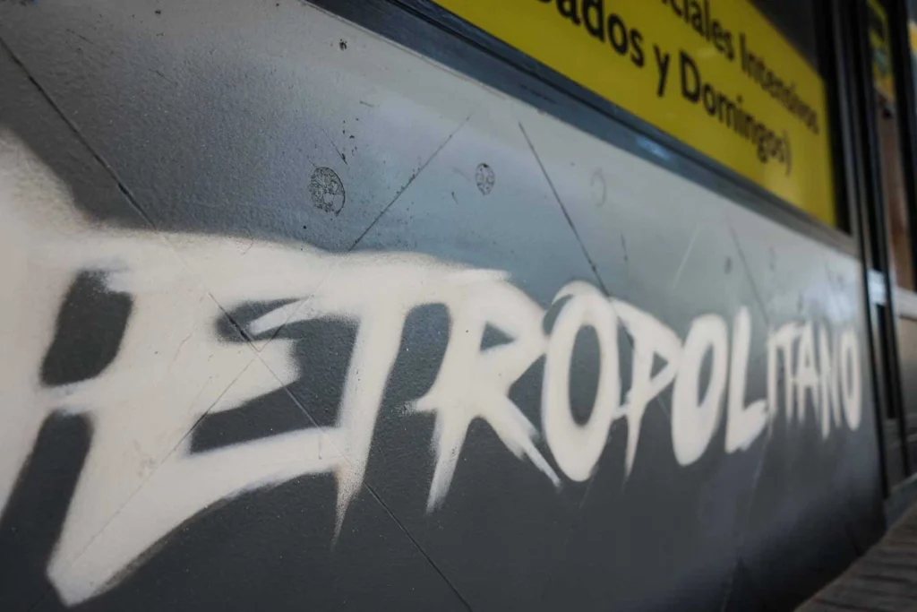Mural con coche BMW amarillo en fachada de Autoescuela Gala Metropolitano