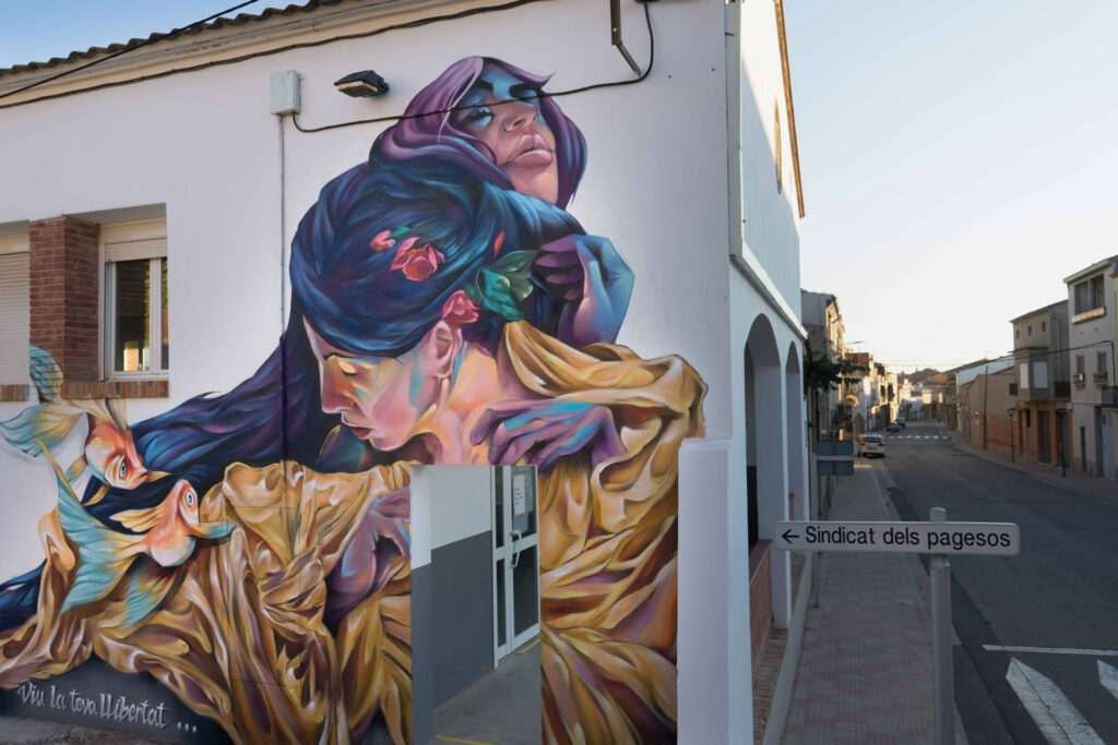 Mural feminista en la fachada del ayuntamiento de Castellnou de Seana, Lleida