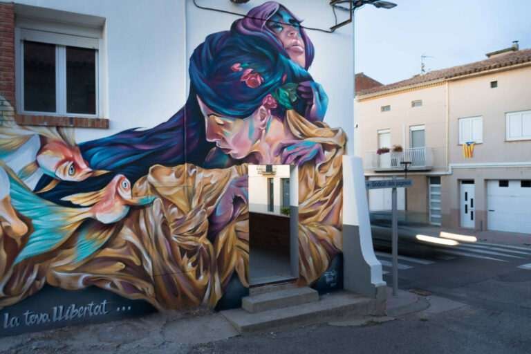 Mural feminista en la fachada del ayuntamiento de Castellnou de Seana, Lleida