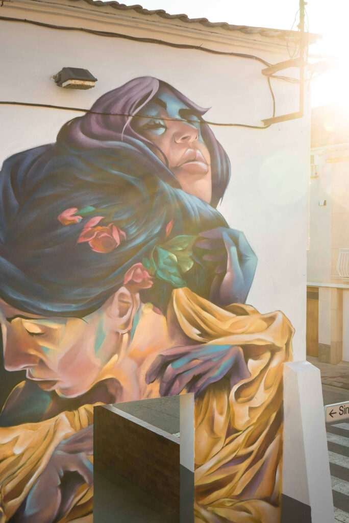 Mural feminista en la fachada del ayuntamiento de Castellnou de Seana, Lleida