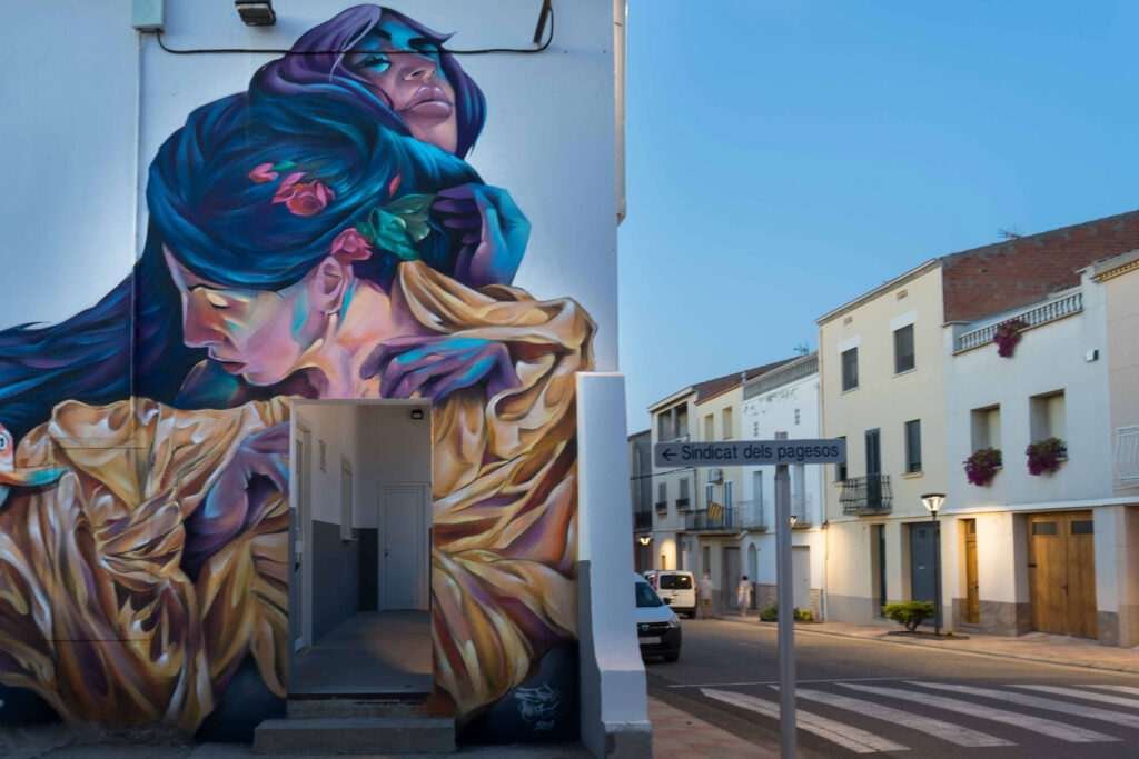 Mural feminista en la fachada del ayuntamiento de Castellnou de Seana, Lleida