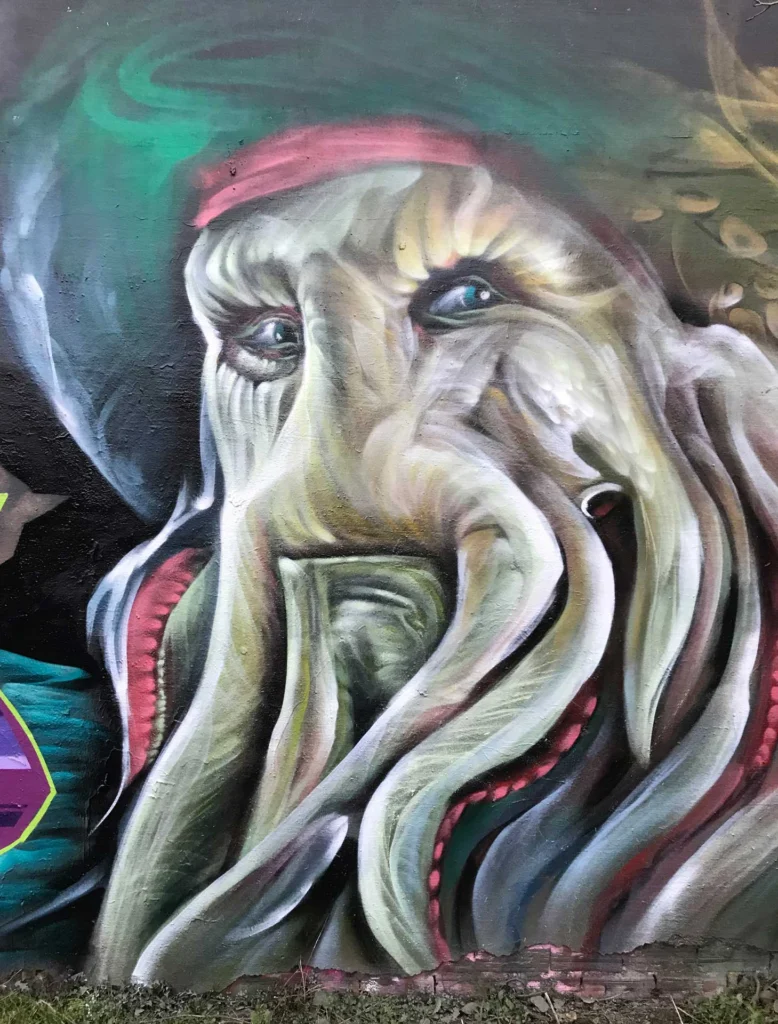 Graffiti realista de Davy Jones de Piratas del Caribe con tentáculos