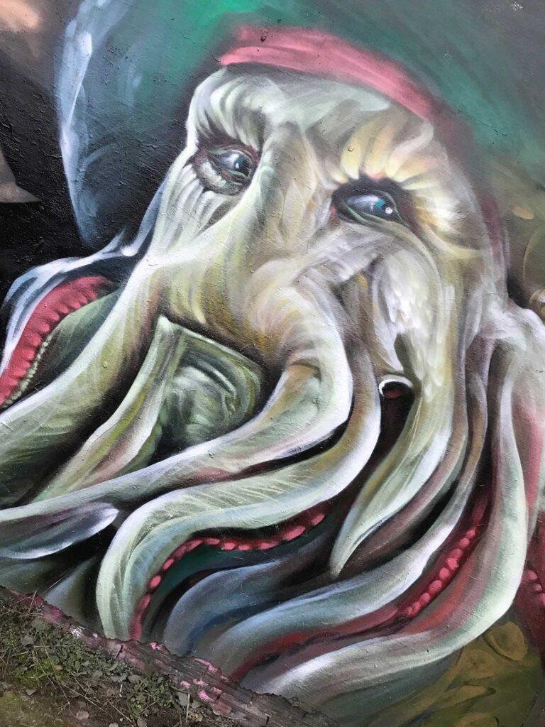 Graffiti realista de Davy Jones de Piratas del Caribe con tentáculos