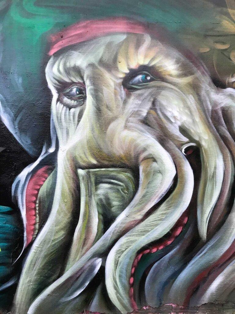Graffiti realista de Davy Jones de Piratas del Caribe con tentáculos