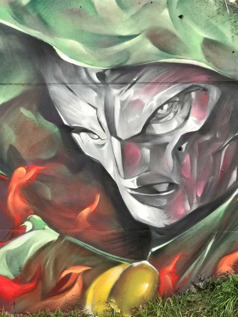 Mural de Doctor Doom, villano de Marvel, con capucha verde y fondo de fuego