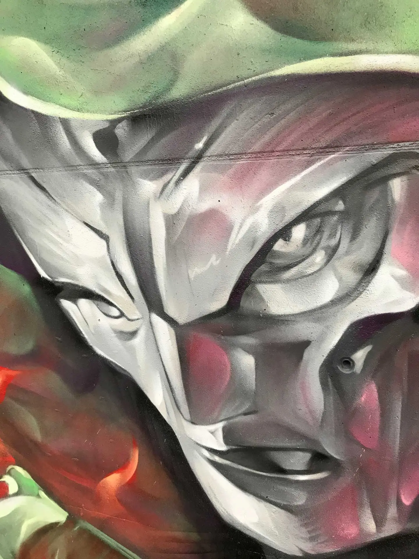 Mural de Doctor Doom, villano de Marvel, con capucha verde y fondo de fuego