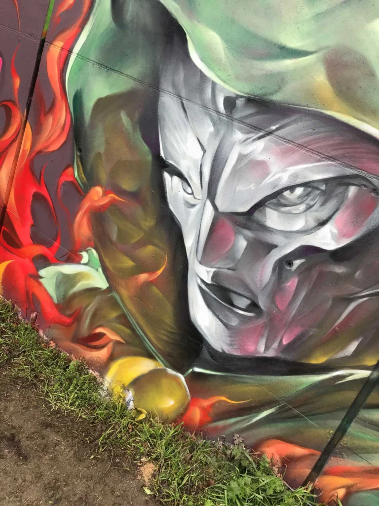 Mural de Doctor Doom, villano de Marvel, con capucha verde y fondo de fuego