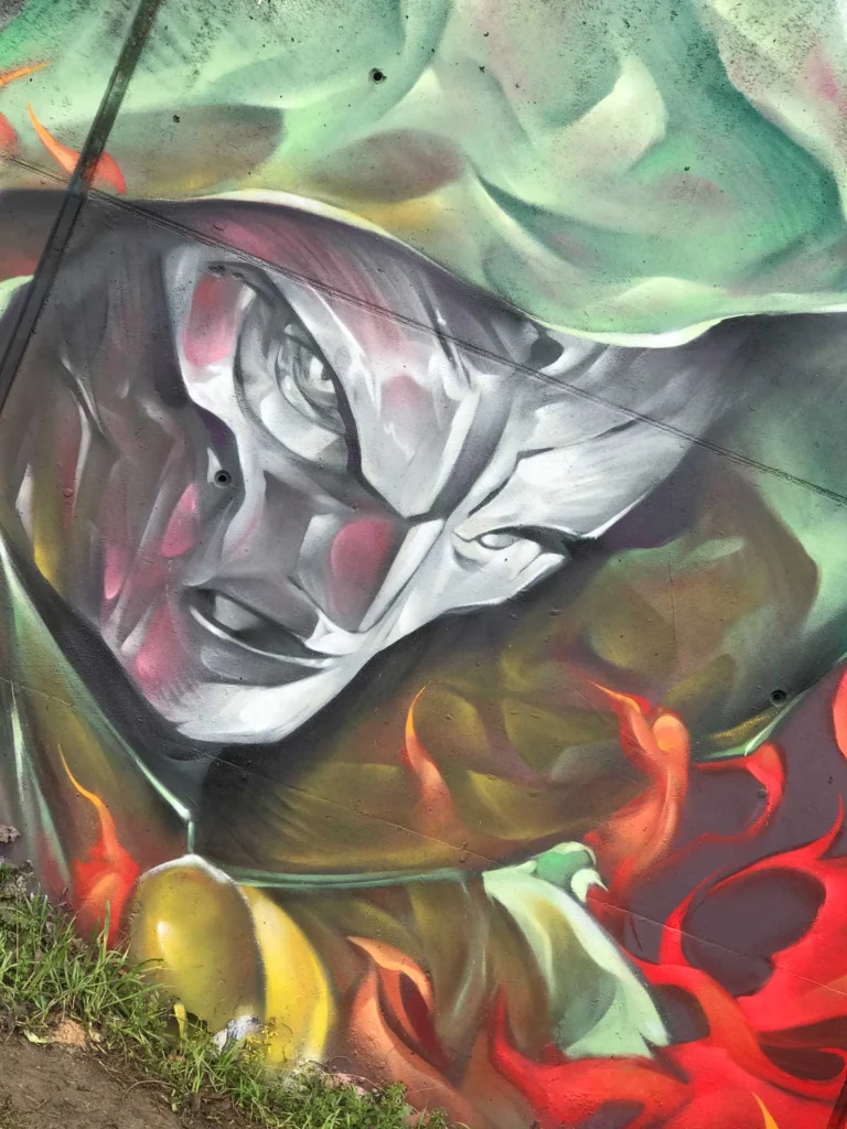 Mural de Doctor Doom, villano de Marvel, con capucha verde y fondo de fuego