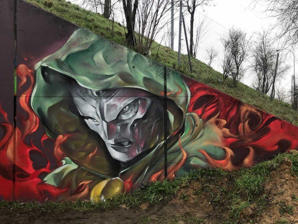 Mural de Doctor Doom, villano de Marvel, con capucha verde y fondo de fuego