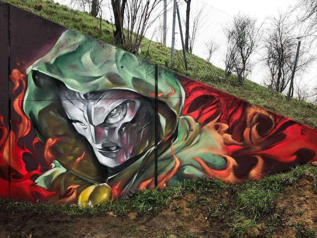 Mural de Doctor Doom, villano de Marvel, con capucha verde y fondo de fuego