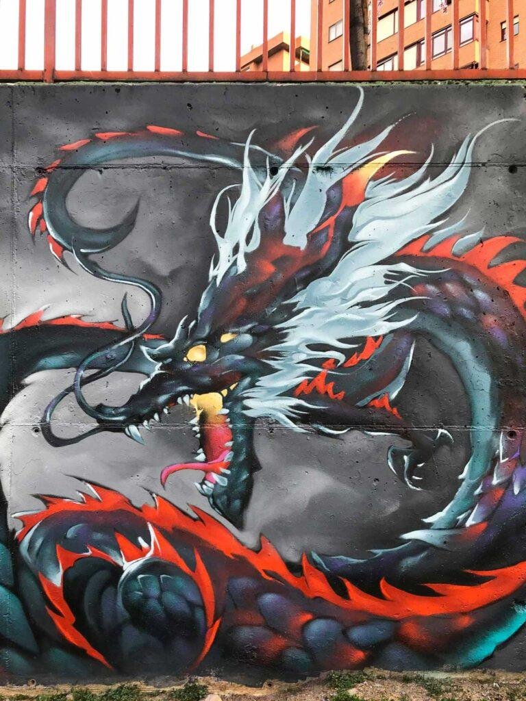 Mural urbano de dragón japonés en estilo mitológico con fuego