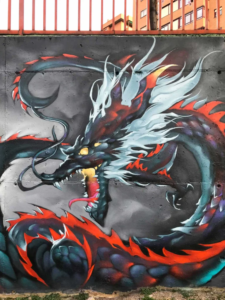 Mural urbano de dragón japonés en estilo mitológico con fuego
