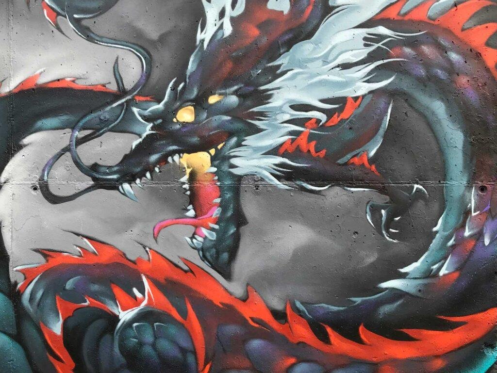 Mural urbano de dragón japonés en estilo mitológico con fuego
