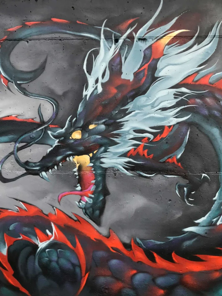 Mural urbano de dragón japonés en estilo mitológico con fuego